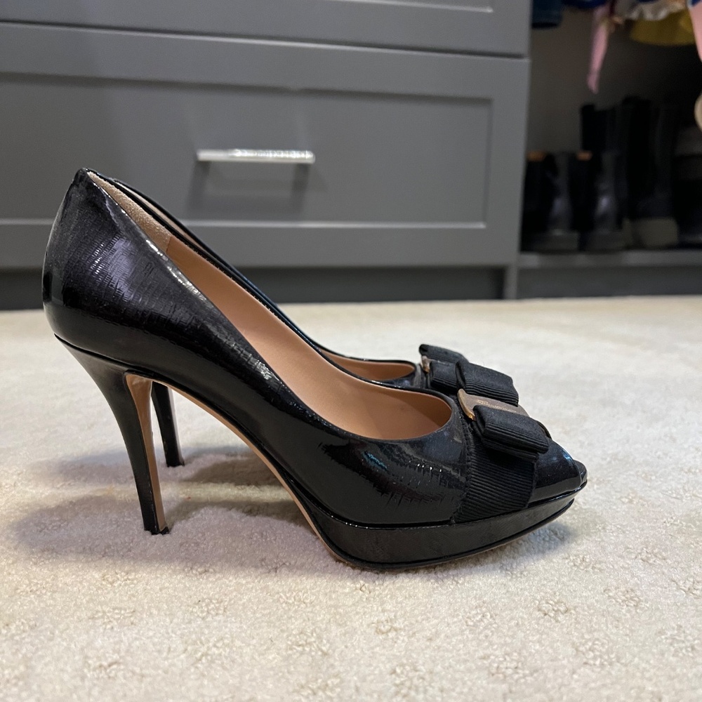 Salvatore Ferragamo Vera Bow Peep Toe Heels, Patent Leather, Black, size 5.5 - Picture 2 of 9